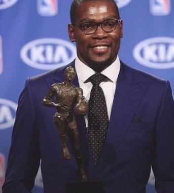 Wayne Pratt son Kevin Durant while receiving the MVP award in 2014.